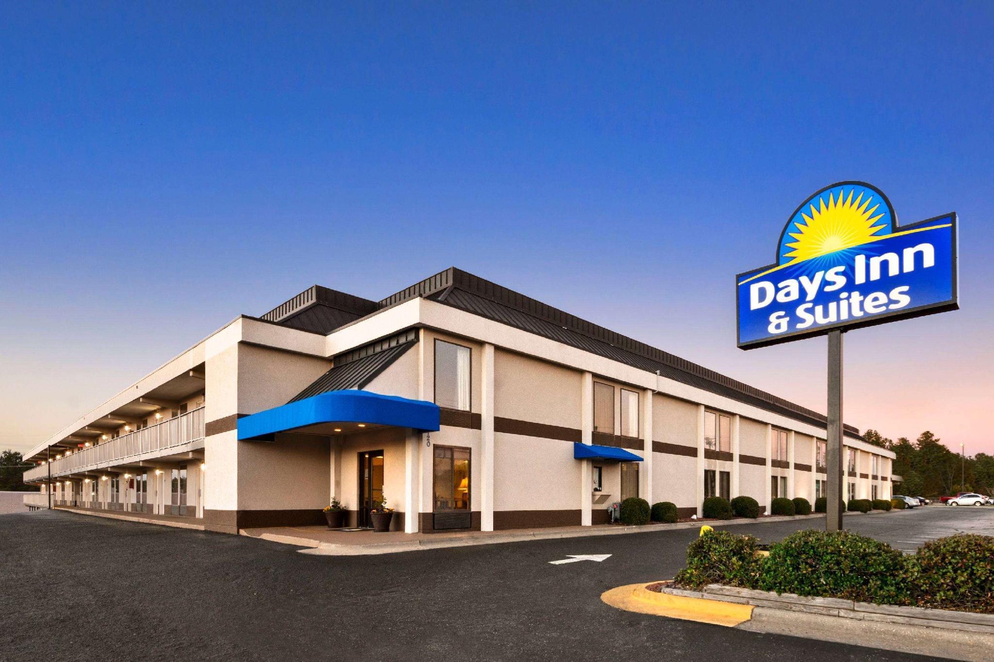 Days Inn & Suites By Wyndham Fort Bragg/Cross Creek Mall Fayetteville Exterior photo