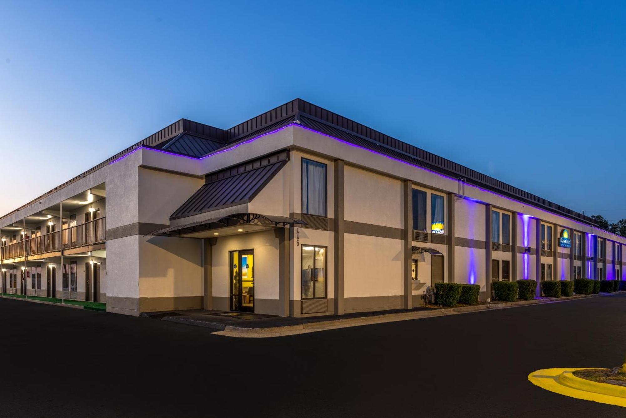 Days Inn & Suites By Wyndham Fort Bragg/Cross Creek Mall Fayetteville Exterior photo
